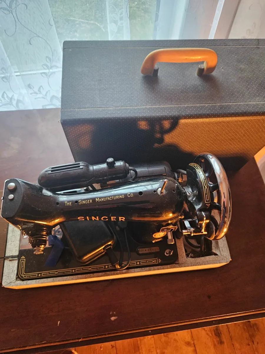 Vintage Singer Sewing Machine - Image 4