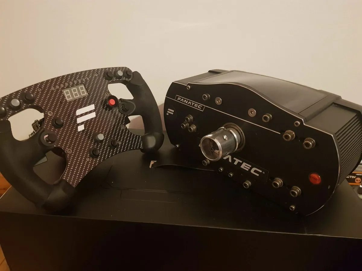 FANATEC Clubsport 2.5 Wheel  Base + Formula wheel - Image 1