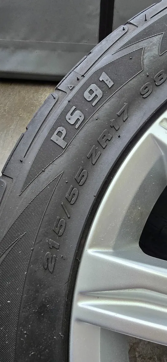 Genuine VW 17" Alloys & Tyres - Image 4