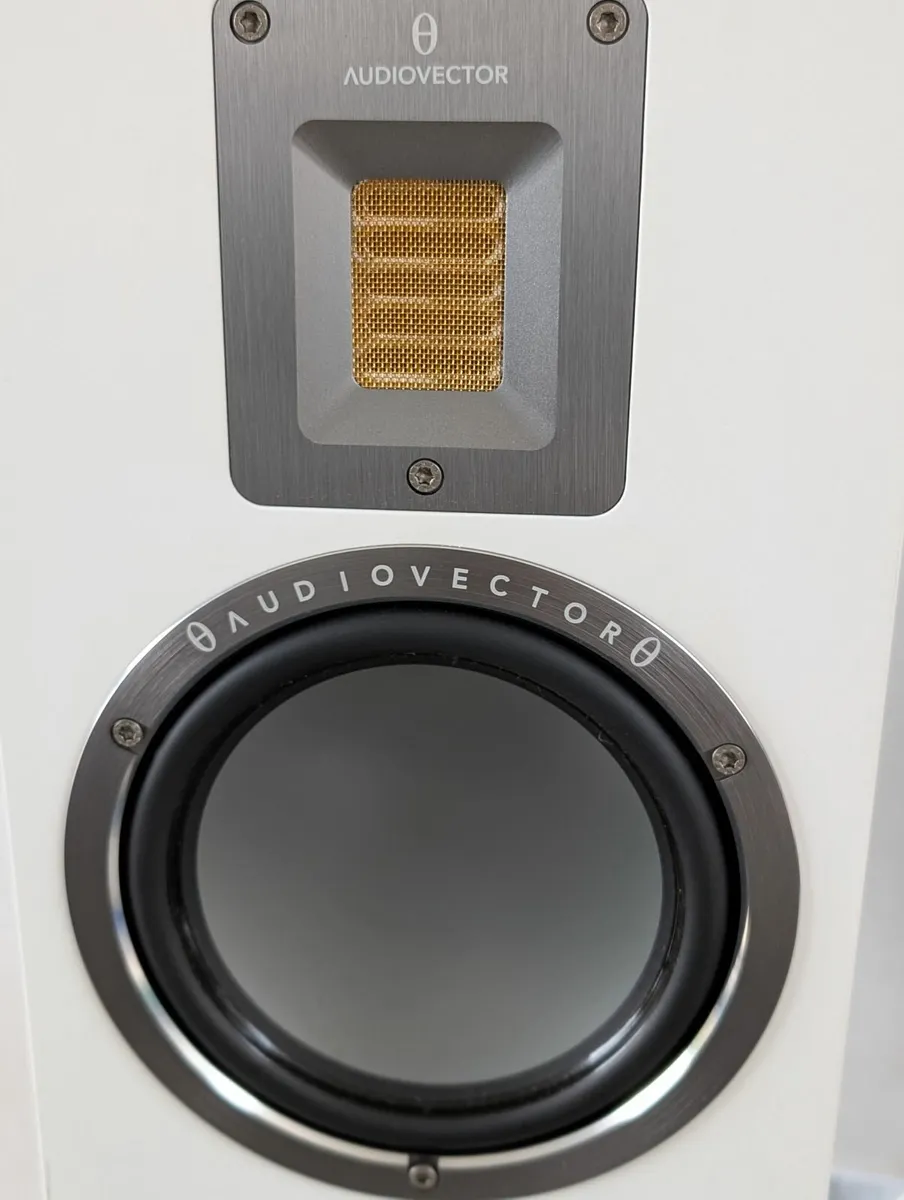 High End Audiovector QR1 bookshelf speakers - Image 2