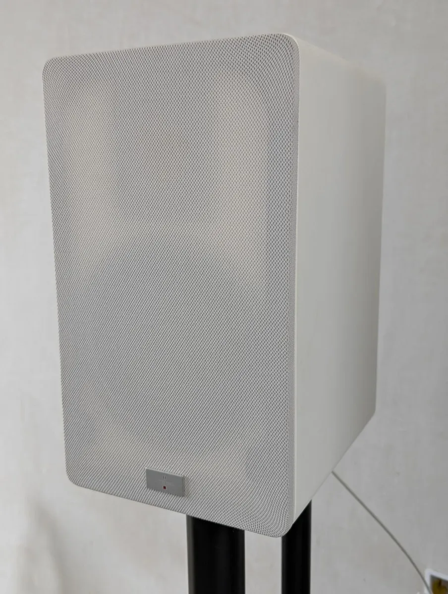 High End Audiovector QR1 bookshelf speakers - Image 3