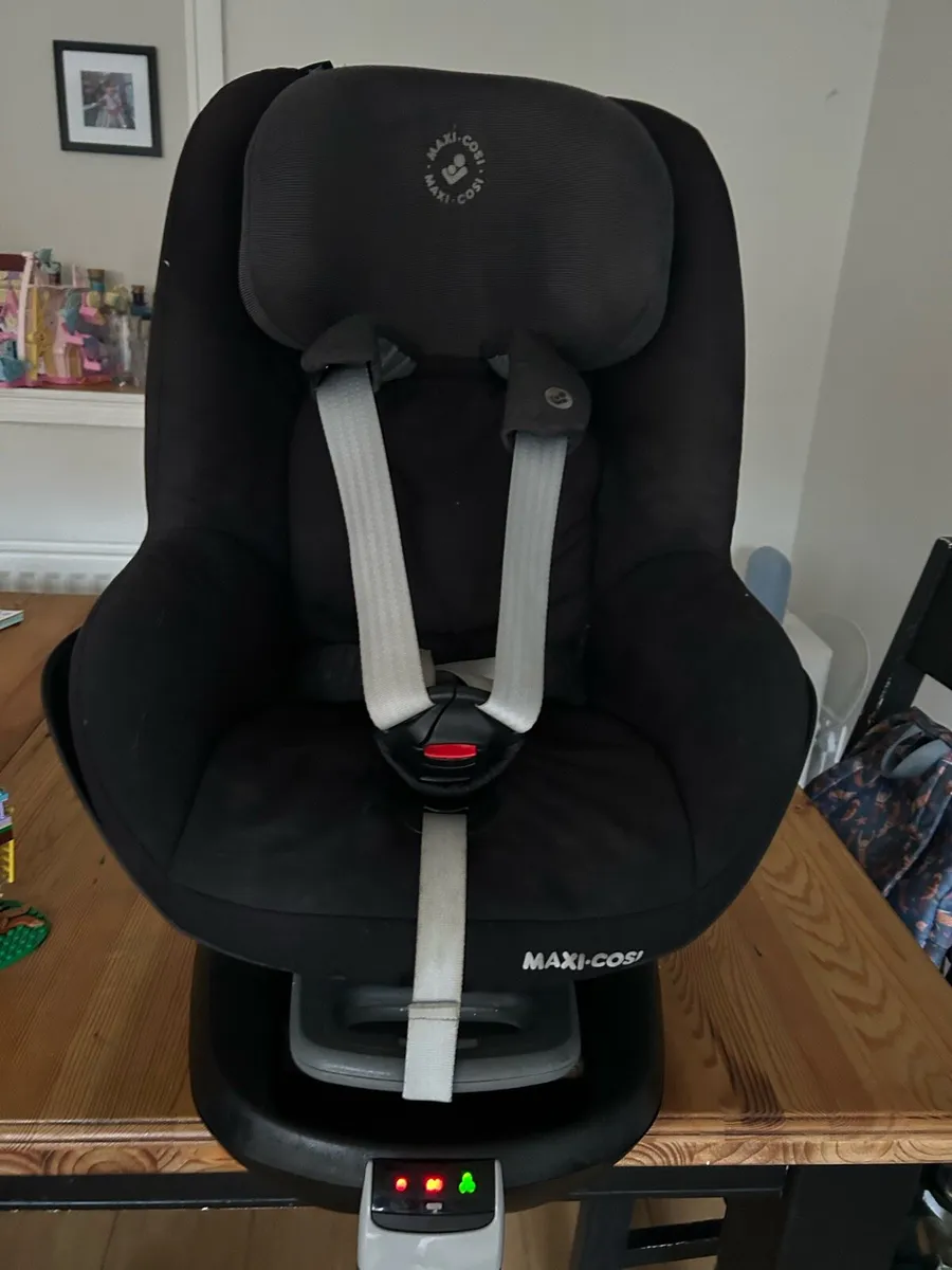 Maxi Cosi Family Fix Base and Pearl Car Seat - Image 1