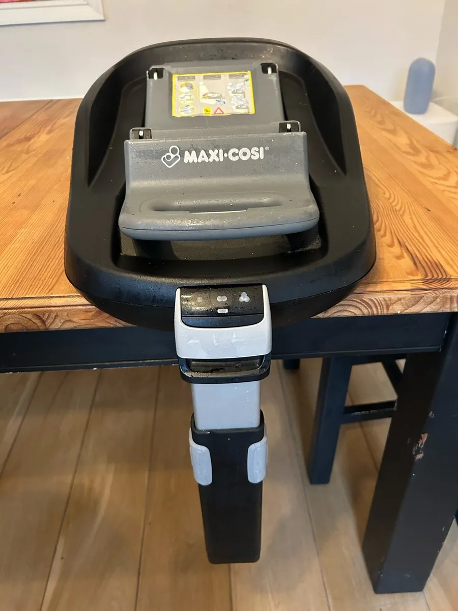 Maxi Cosi Family Fix Base and Pearl Car Seat - Image 2