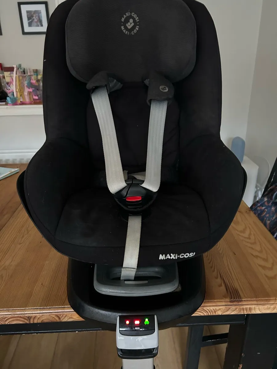 Maxi Cosi Family Fix Base and Pearl Car Seat - Image 3