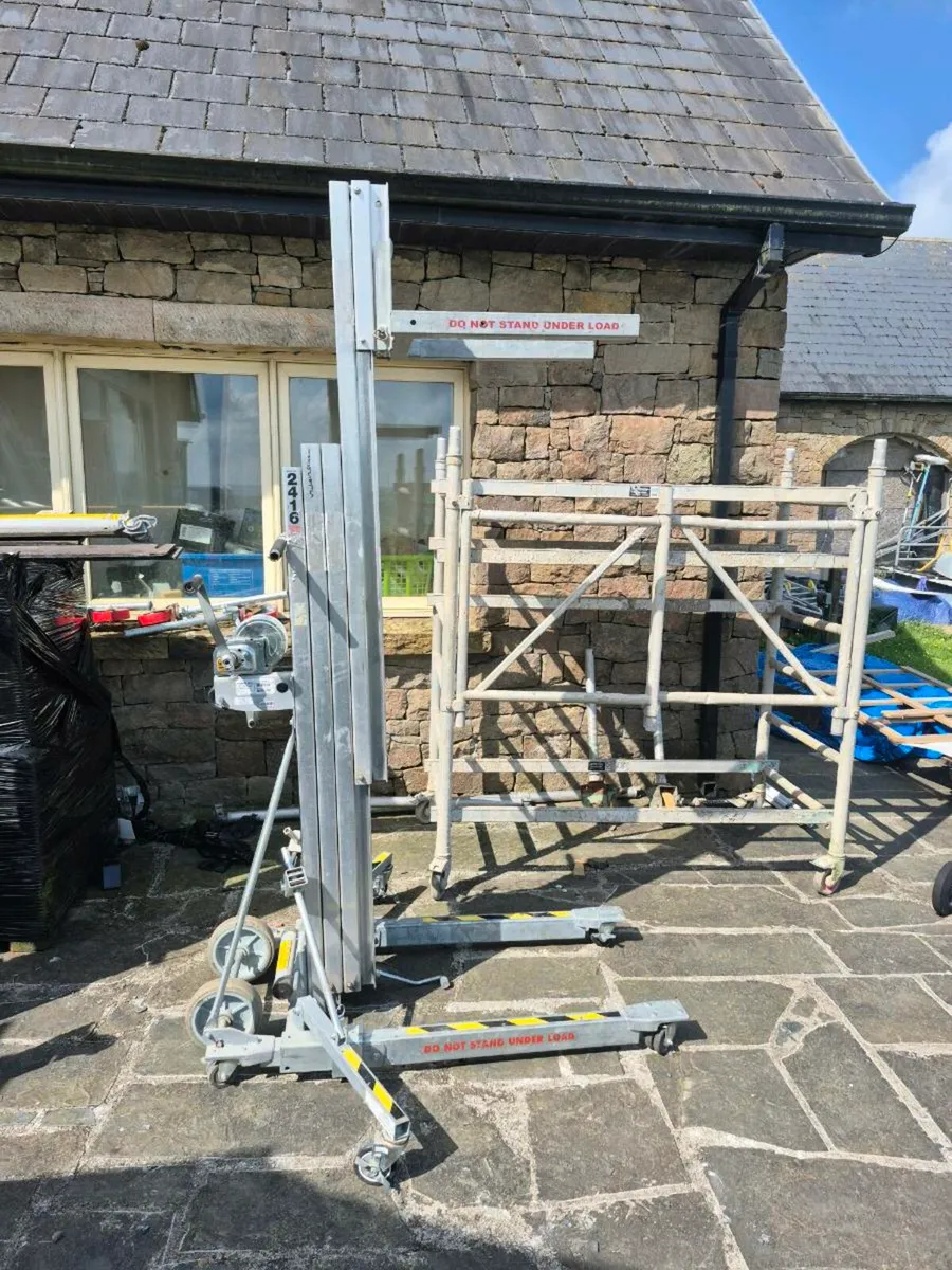 Summer 2416 material hoist - Image 1