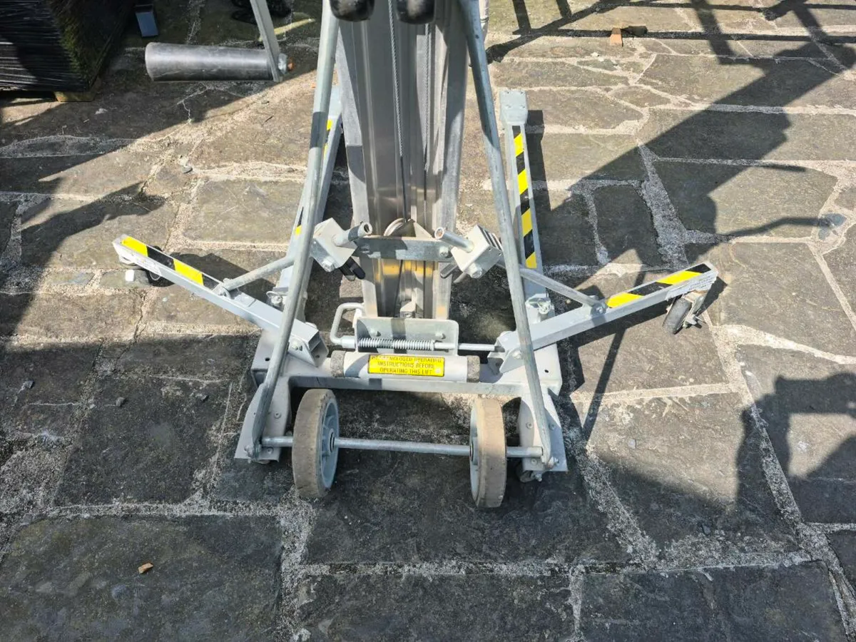 Summer 2416 material hoist - Image 2