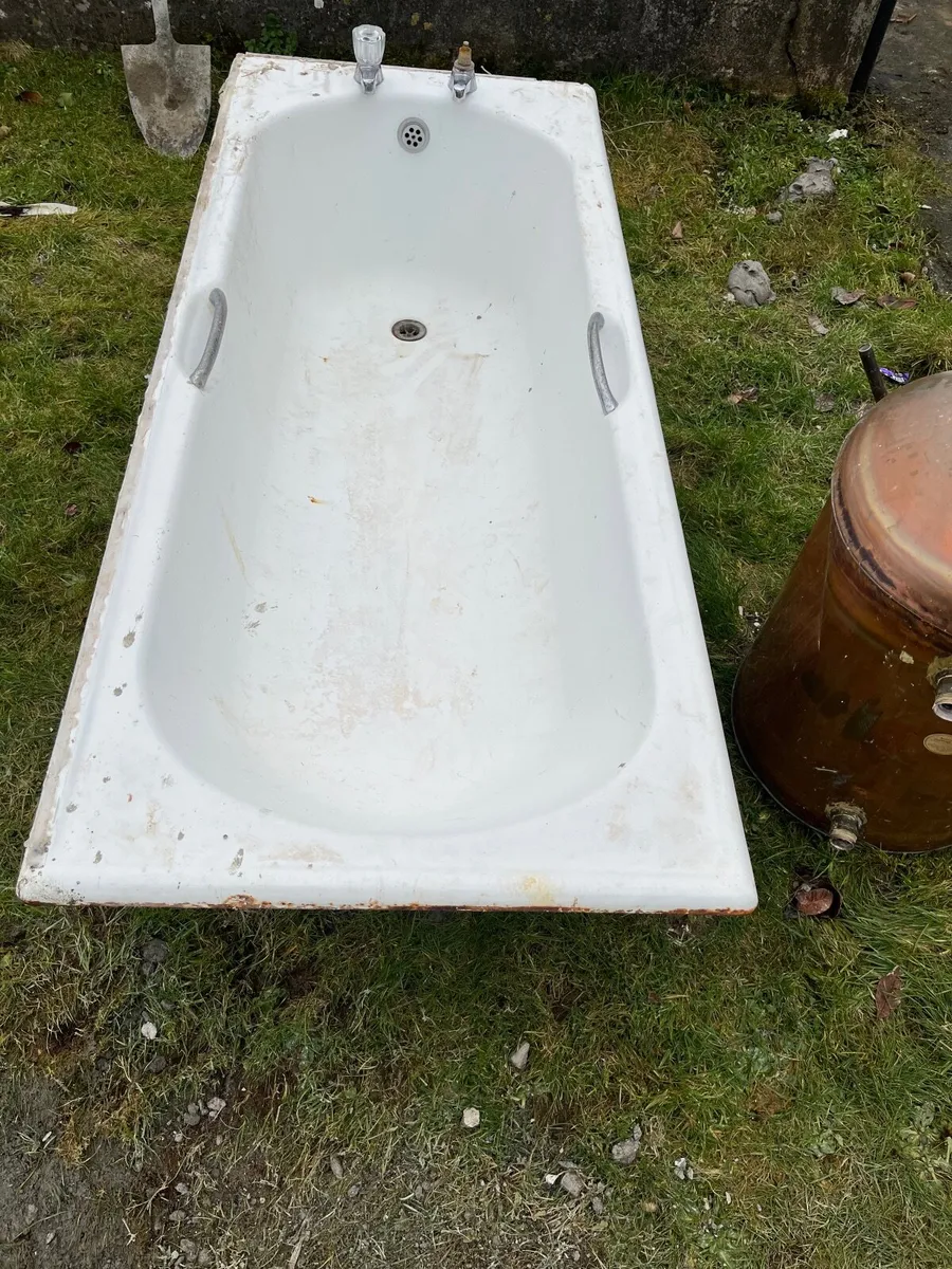 Cast iron bath - Image 1