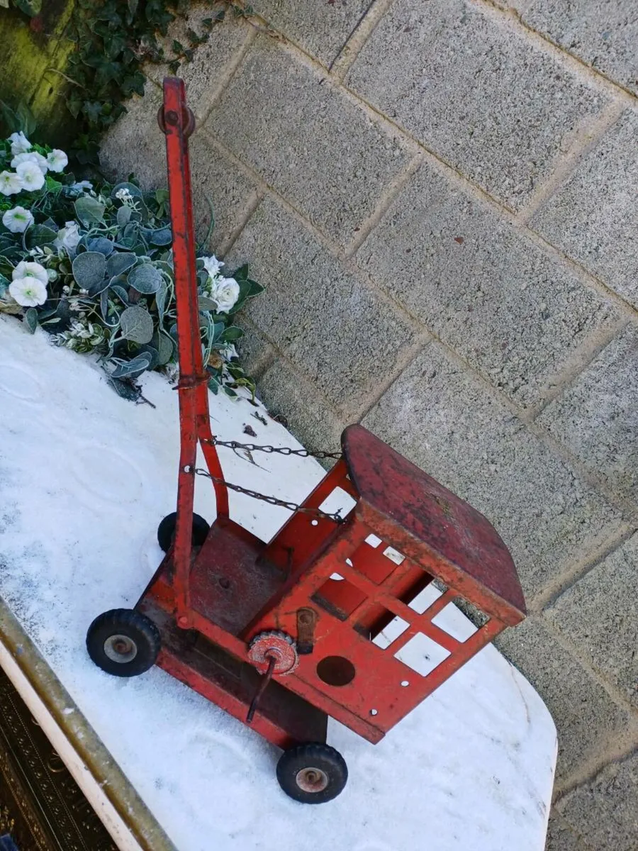 1940's Tri-ang Red Metal Crane - Image 2