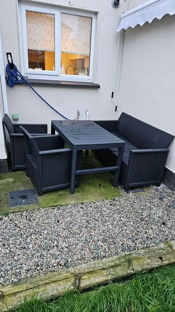 garden table & chairs - Image 1