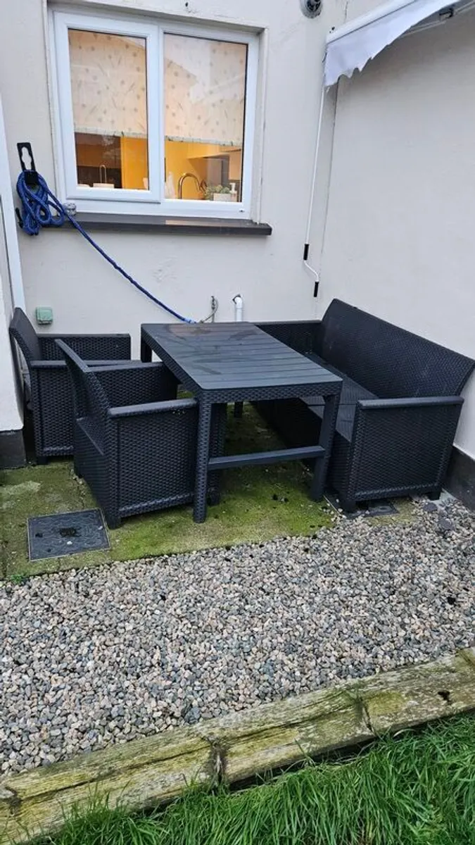 garden table & chairs - Image 2