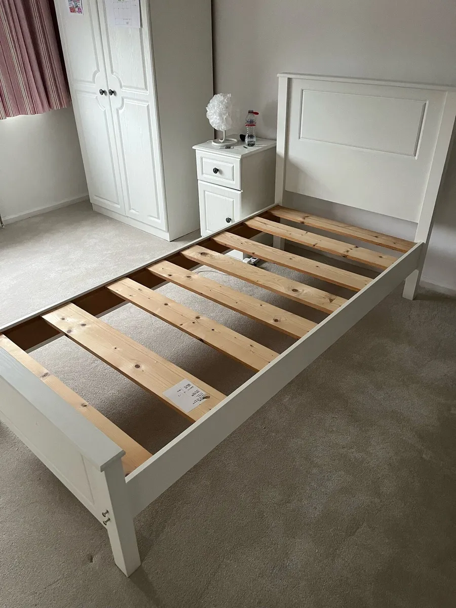 2 single beds, 1 blanket box - Image 2