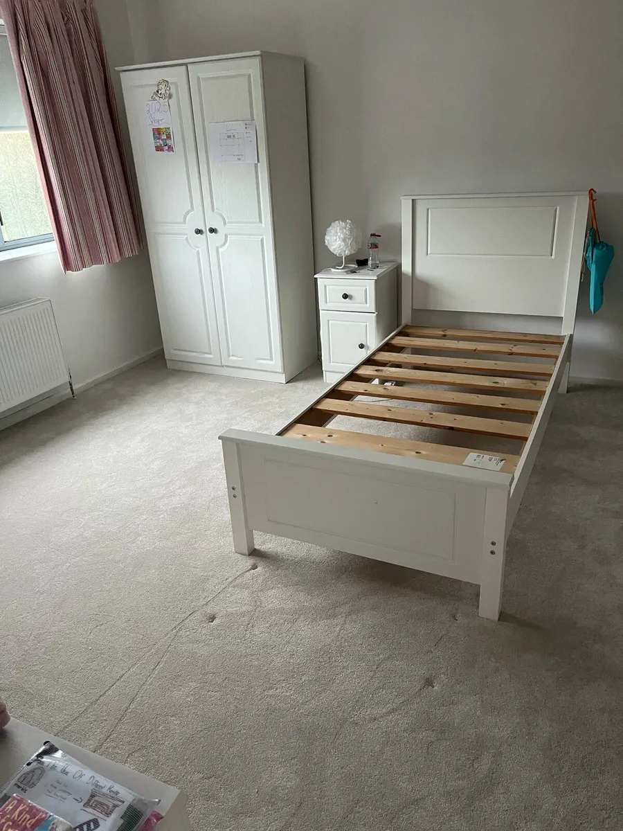 2 single beds, 1 blanket box - Image 3