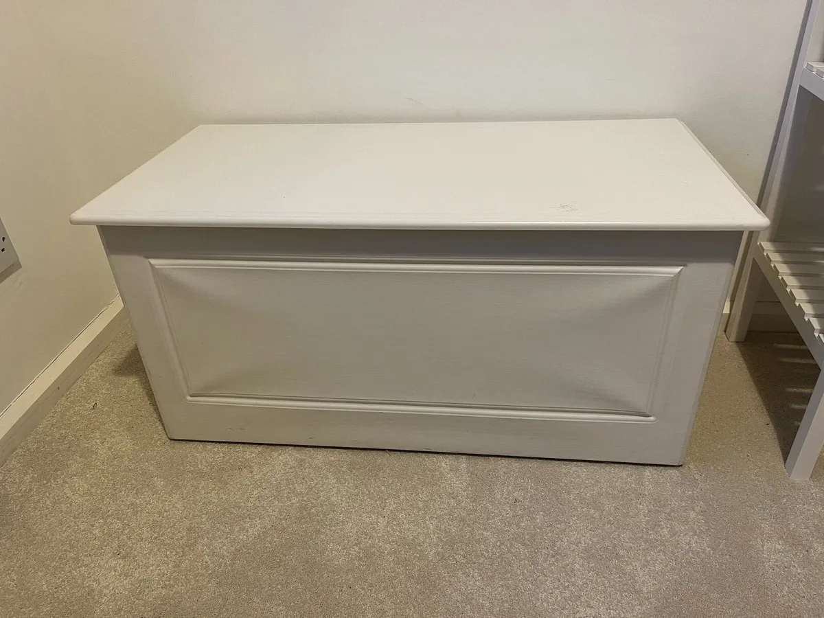 2 single beds, 1 blanket box - Image 4