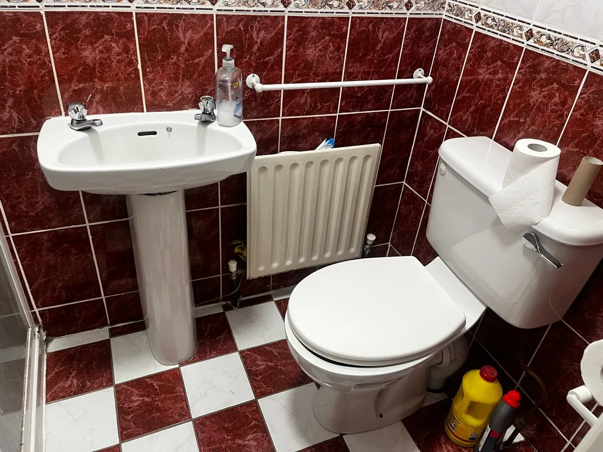 White ceramic sinks - Image 1