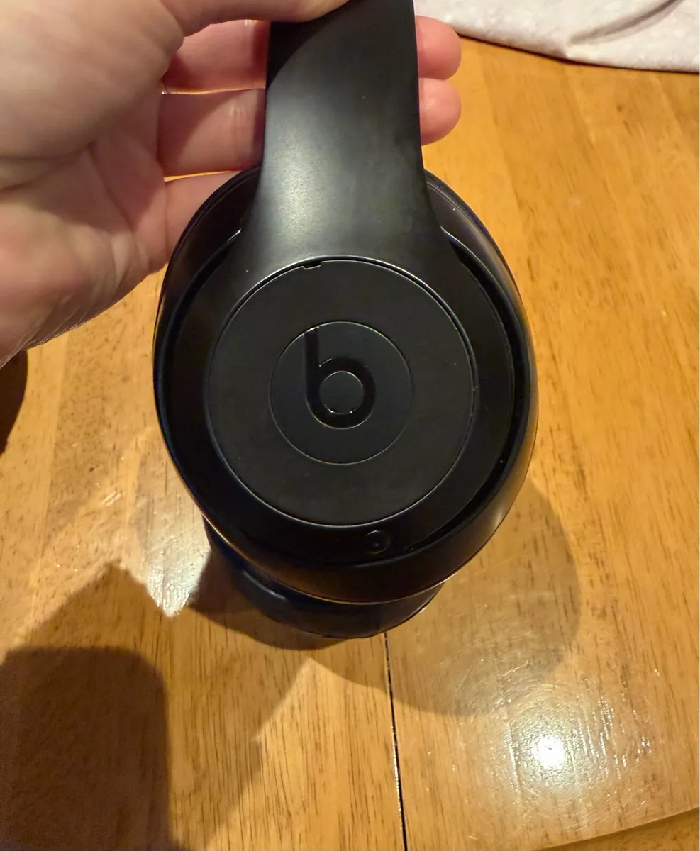 Beats Studio 3 Wireless Headphones like new - Image 2