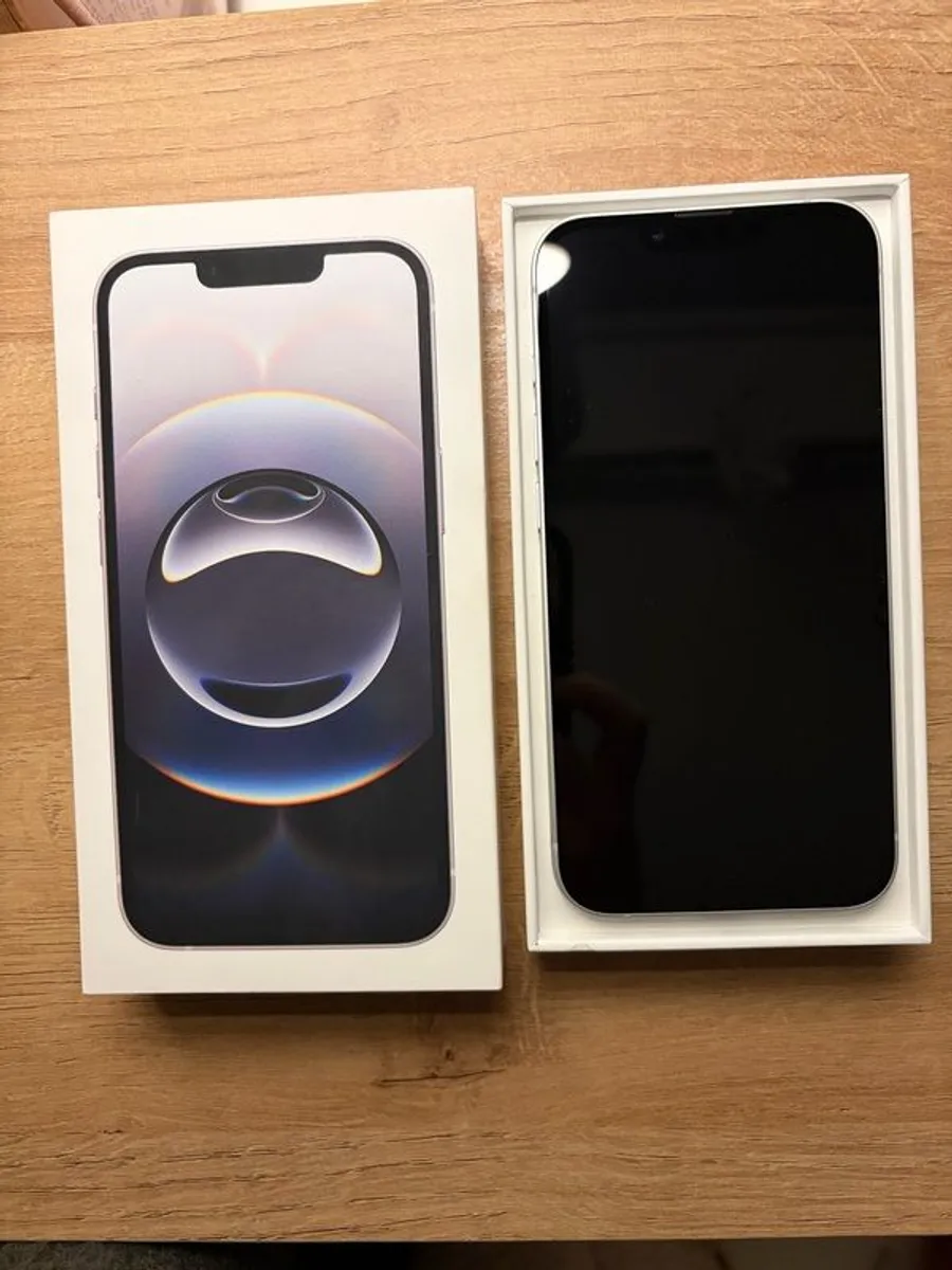 iPhone 16e - Image 3