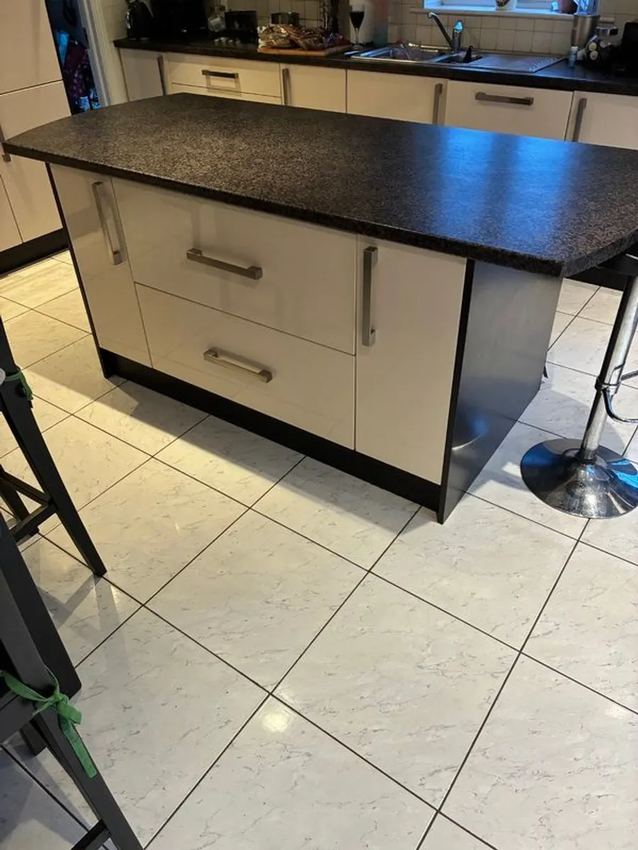 Kitchen units - Image 1