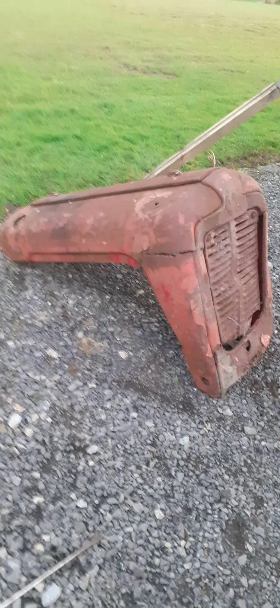 For sale cab fertiliser spreader and bonnet - Image 2