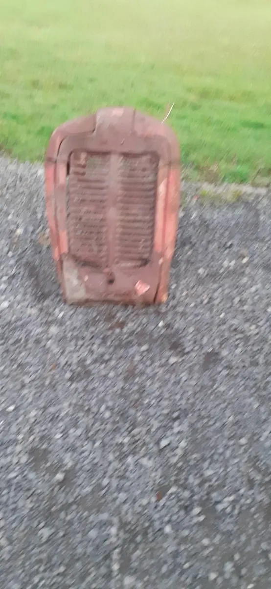 For sale cab fertiliser spreader and bonnet - Image 4