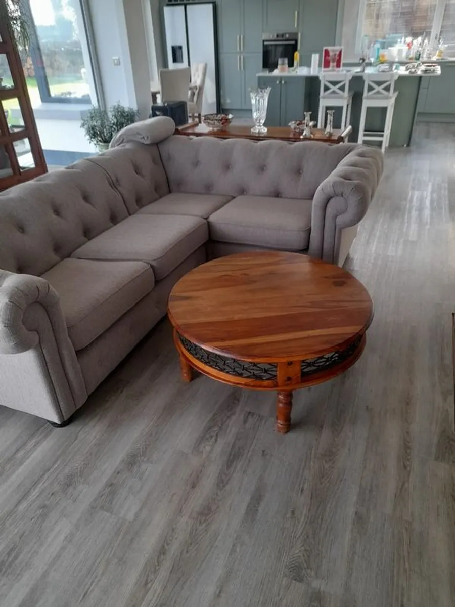 Round table - Image 1