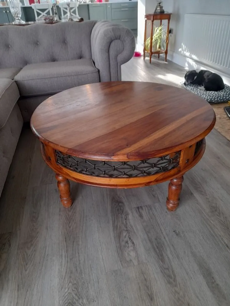 Round table - Image 2