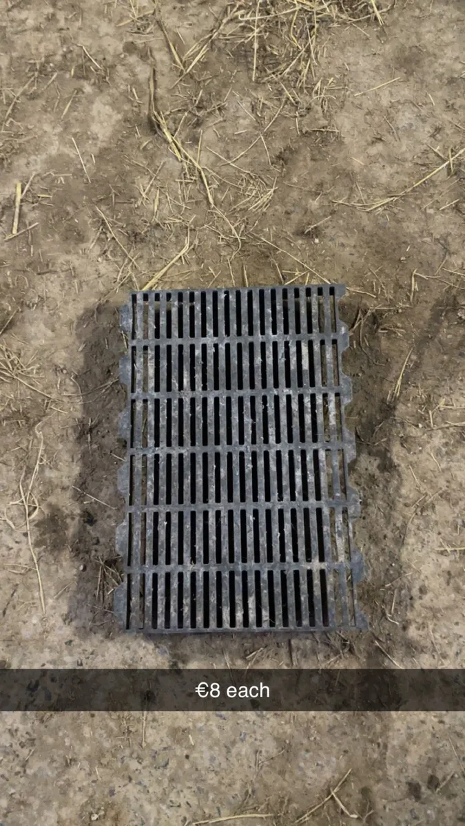 Plastic slats & pig carates - Image 1