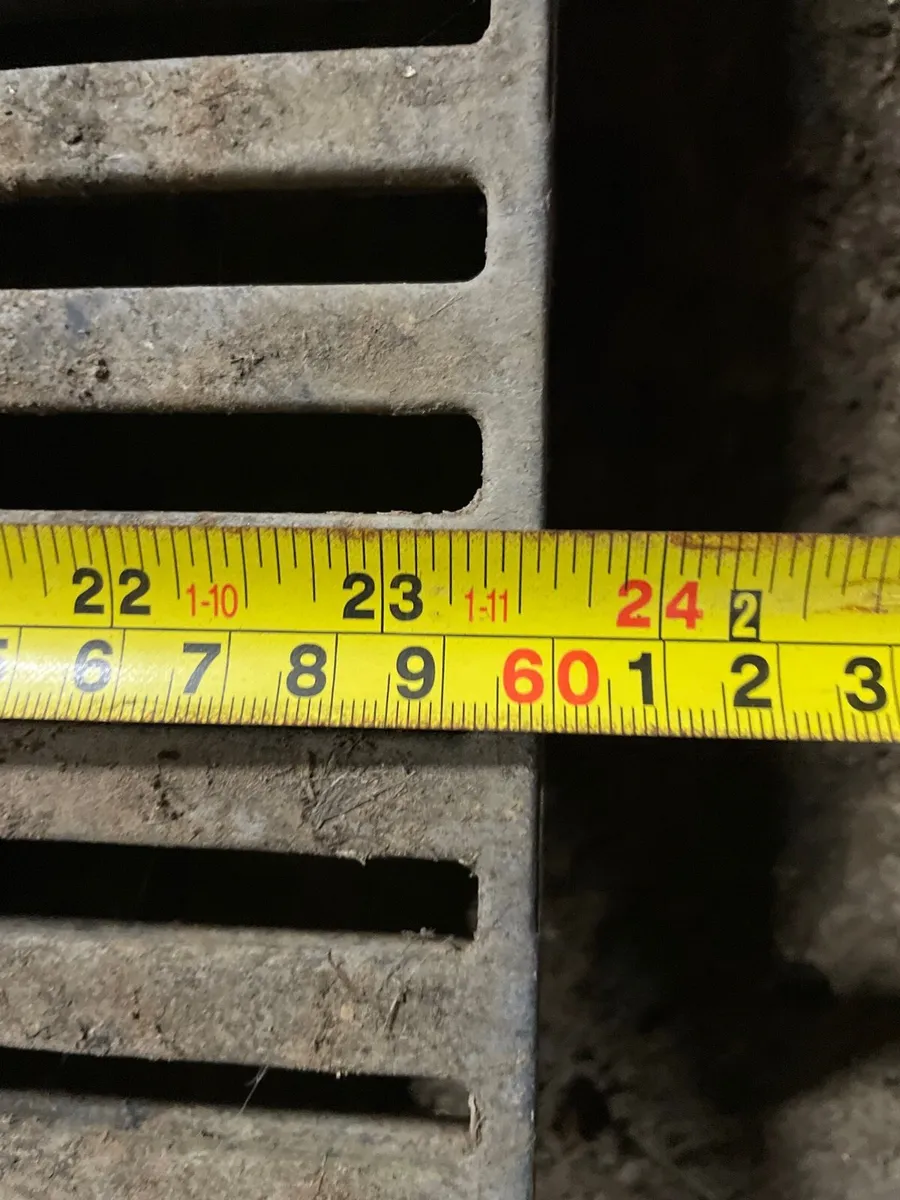 Plastic slats & pig carates - Image 3