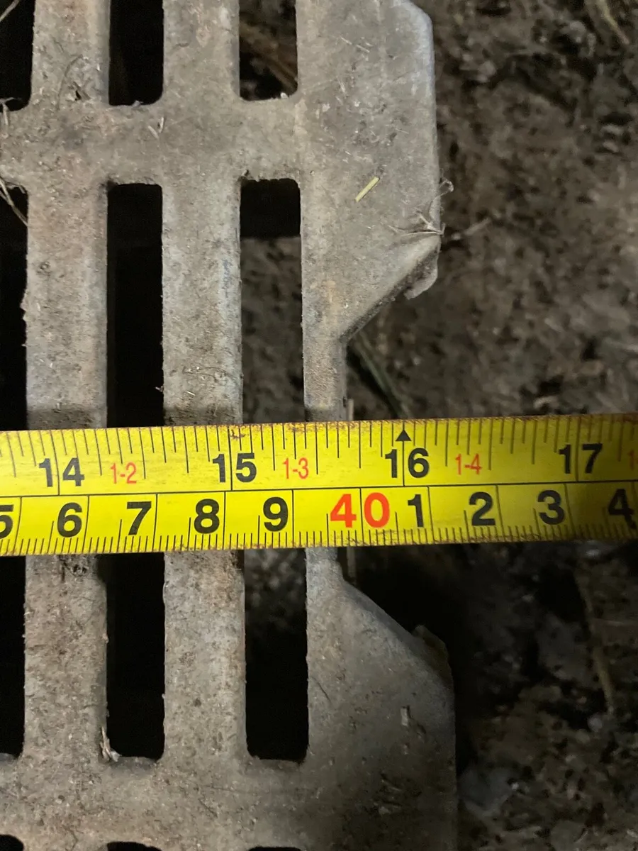 Plastic slats & pig carates - Image 4