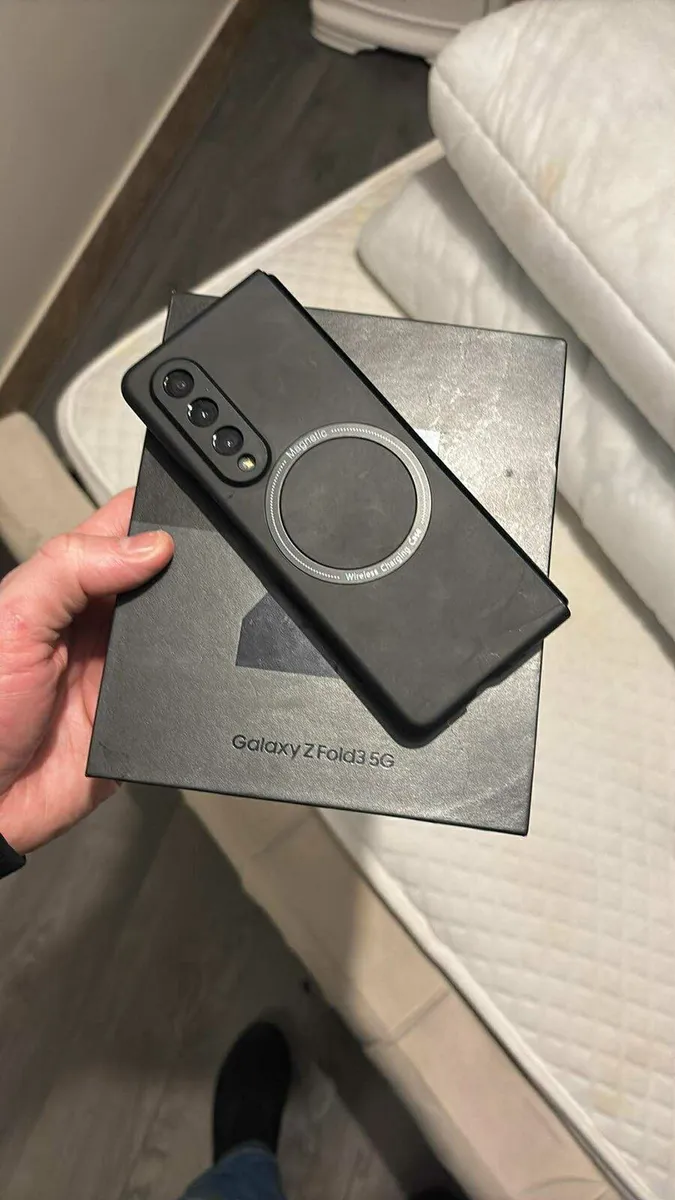 Samsung galaxy z fold 3 sim free with box accessor - Image 1