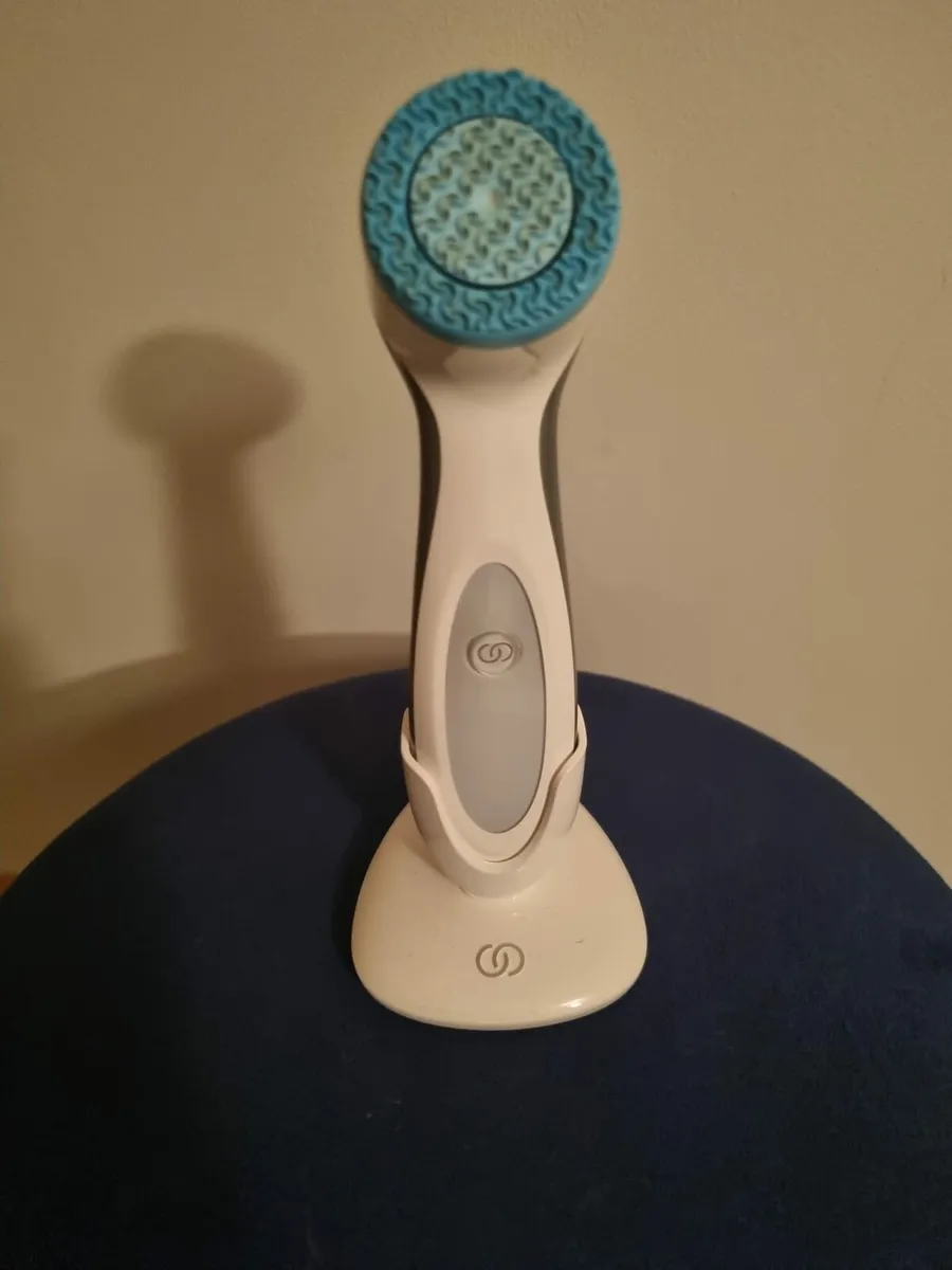 Lumi spa face cleanser - Image 2