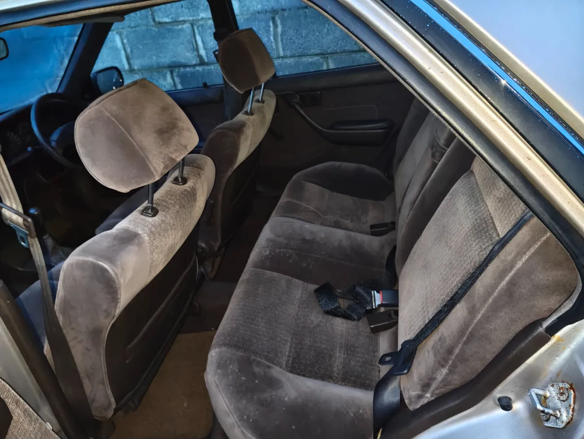 1990 TOYOTA CARINA II SALOON - Image 4