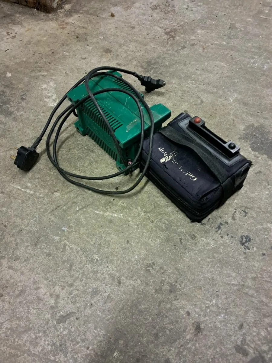 Powakaddy Battery and charger - Image 2