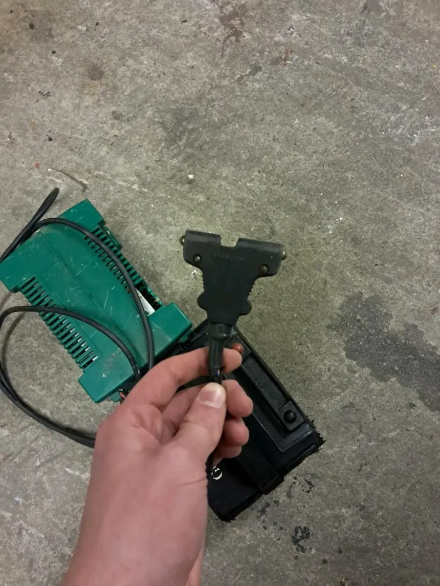 Powakaddy Battery and charger - Image 3