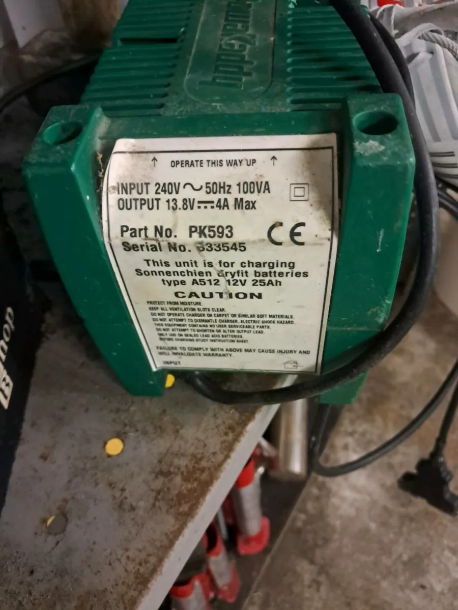 Powakaddy Battery and charger - Image 4