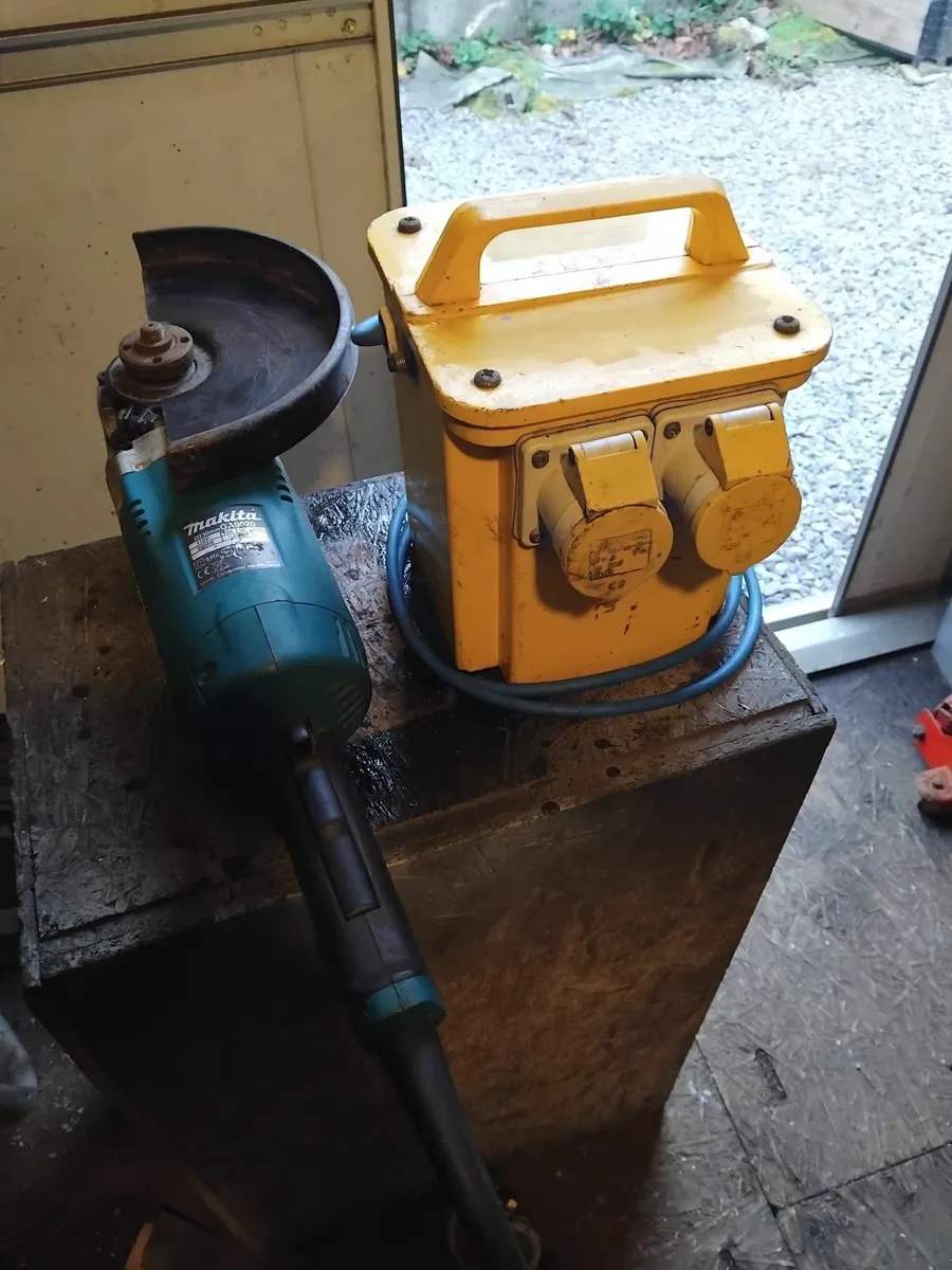 angle grinder 110v Makita - Image 3