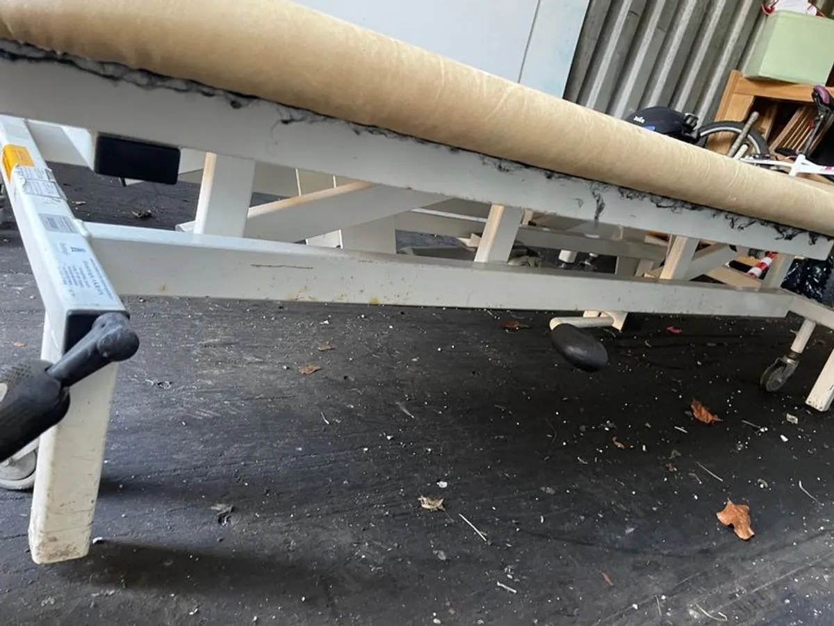 XL therapy plinth hydraulic holds up to 225KG - Image 3