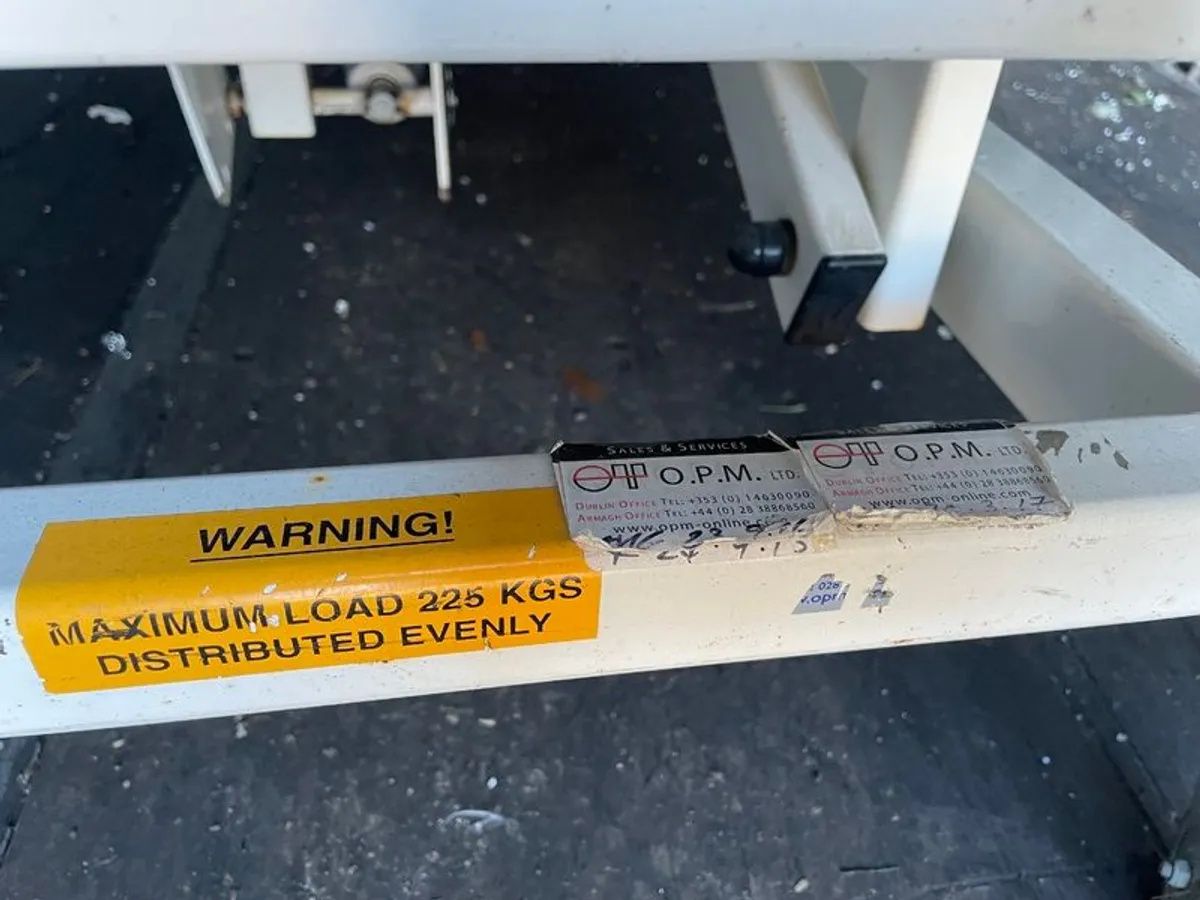 XL therapy plinth hydraulic holds up to 225KG - Image 4