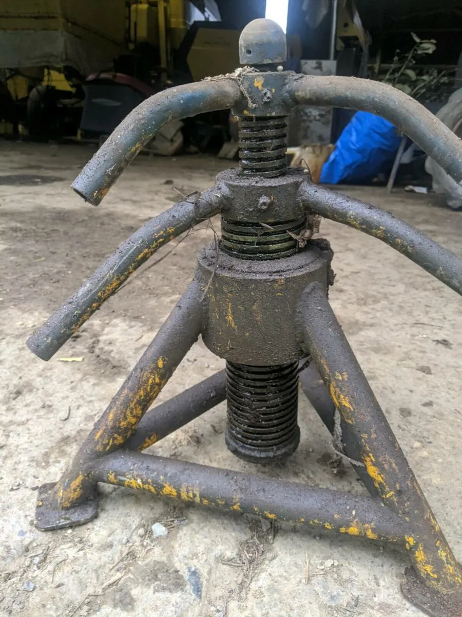 Screw Jack Stand - Image 1