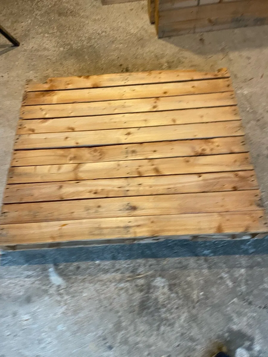 Stacking pallets - Image 1