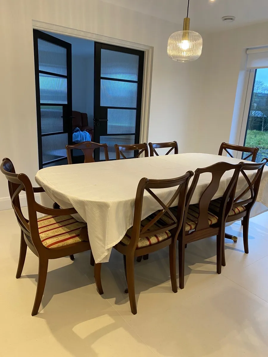 Queen Anne table and chairs - Image 1