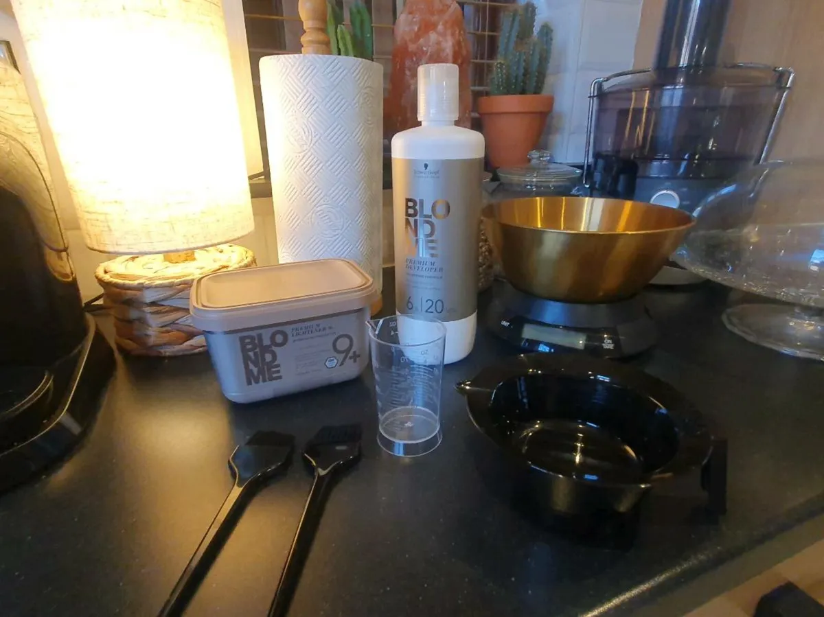 Schwarzkopf blonde me bleach and developer - Image 1