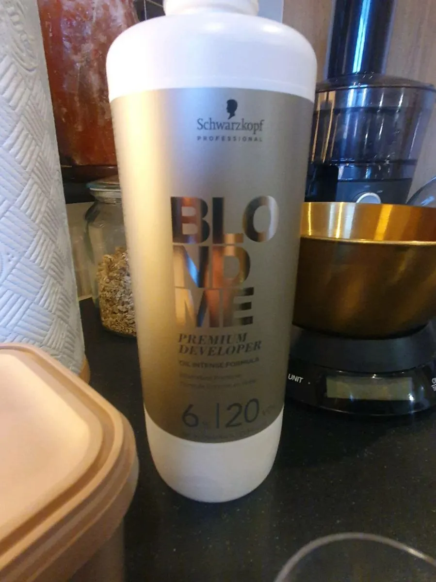 Schwarzkopf blonde me bleach and developer - Image 2