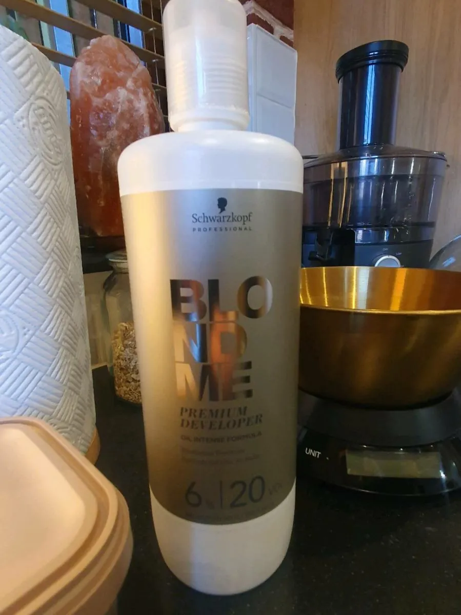 Schwarzkopf blonde me bleach and developer - Image 3