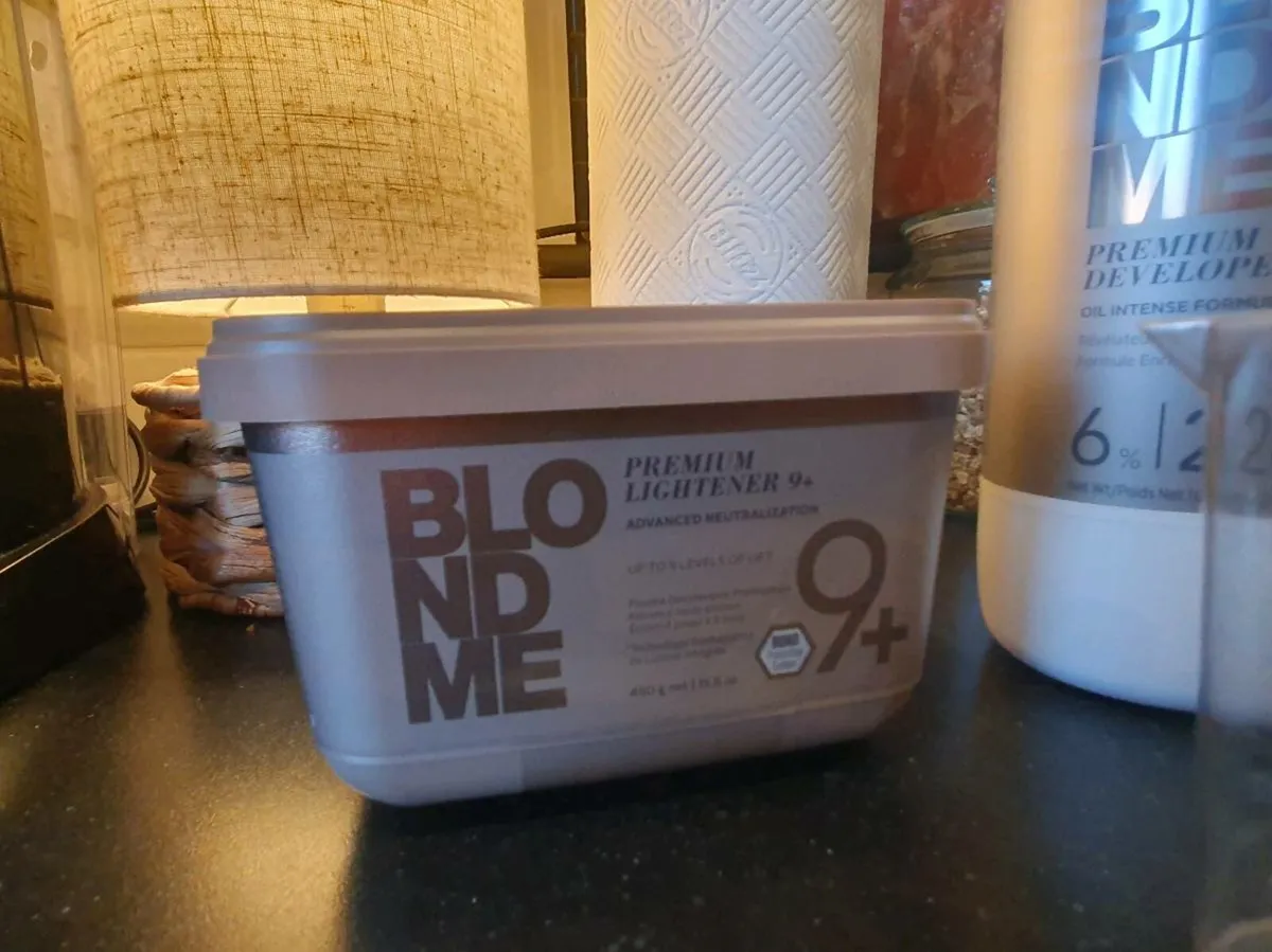 Schwarzkopf blonde me bleach and developer - Image 4