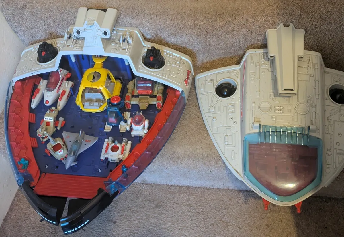 Vintage Manta Force Command Ship - Image 2