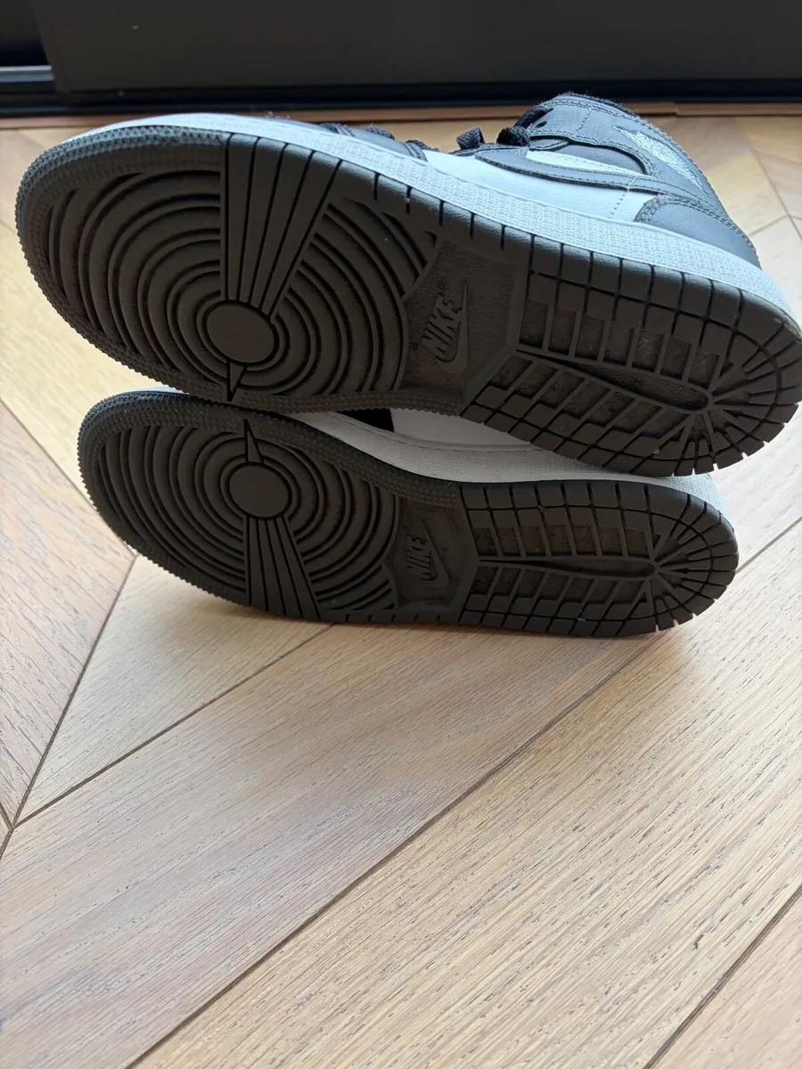 Kids Nike Air Jordan High Tops Size 3.5 - Image 4