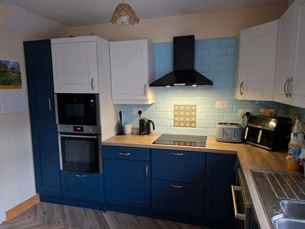 Entire Kitchen - Image 1