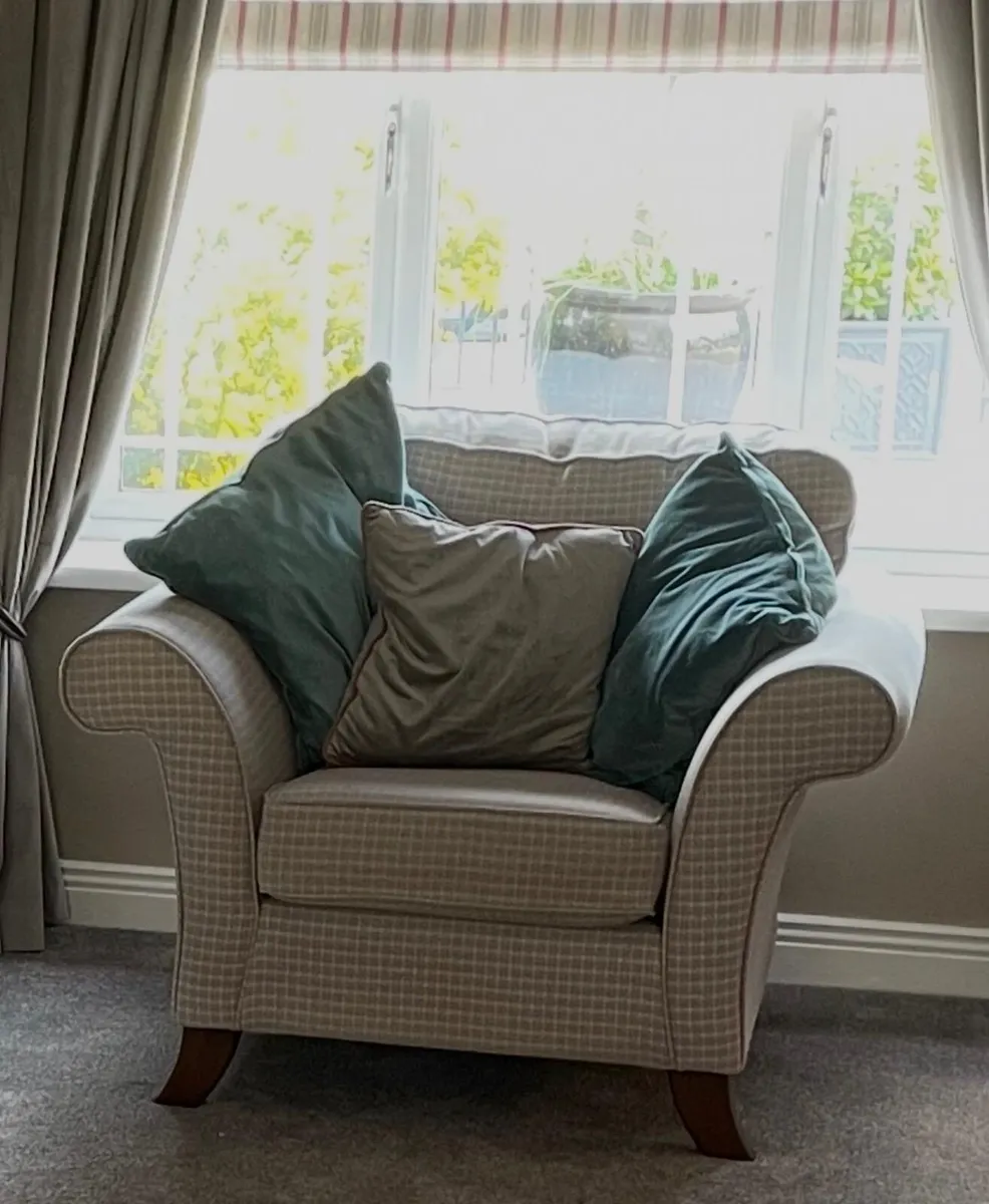 3 PIECE SUITE - Image 3