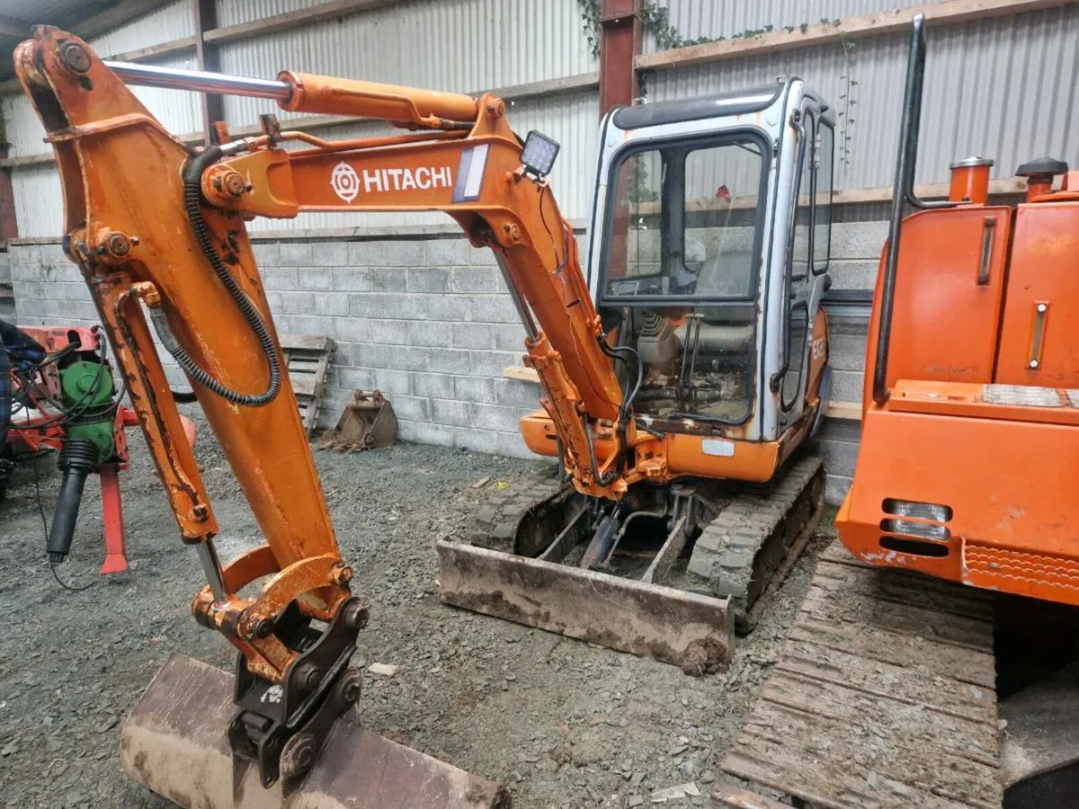 Hitachi Mini Digger - Image 3