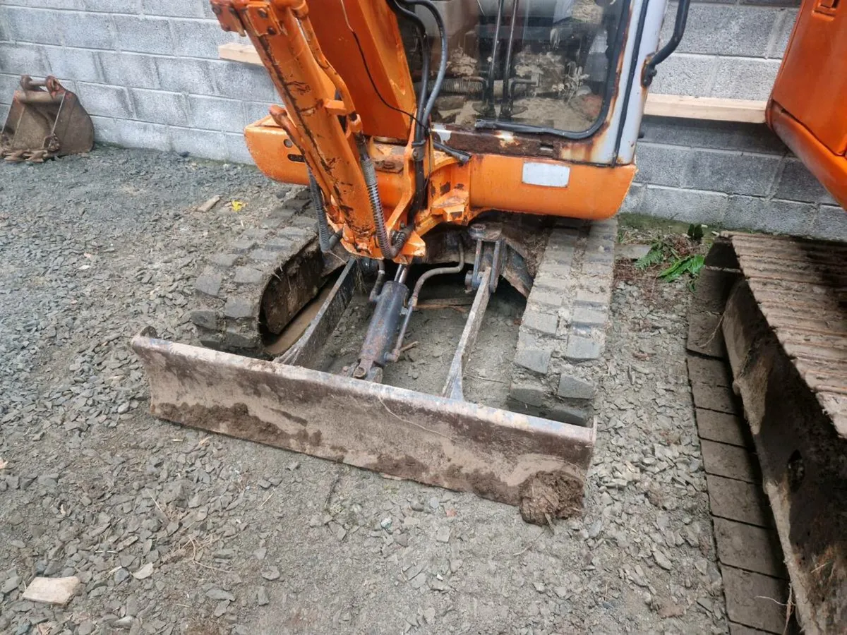 Hitachi Mini Digger - Image 4